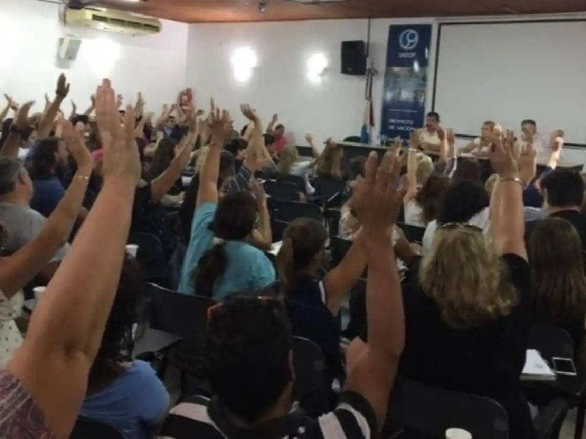 Santa Fe: Los maestros privados también paran y las clases empezarían el lunes 11