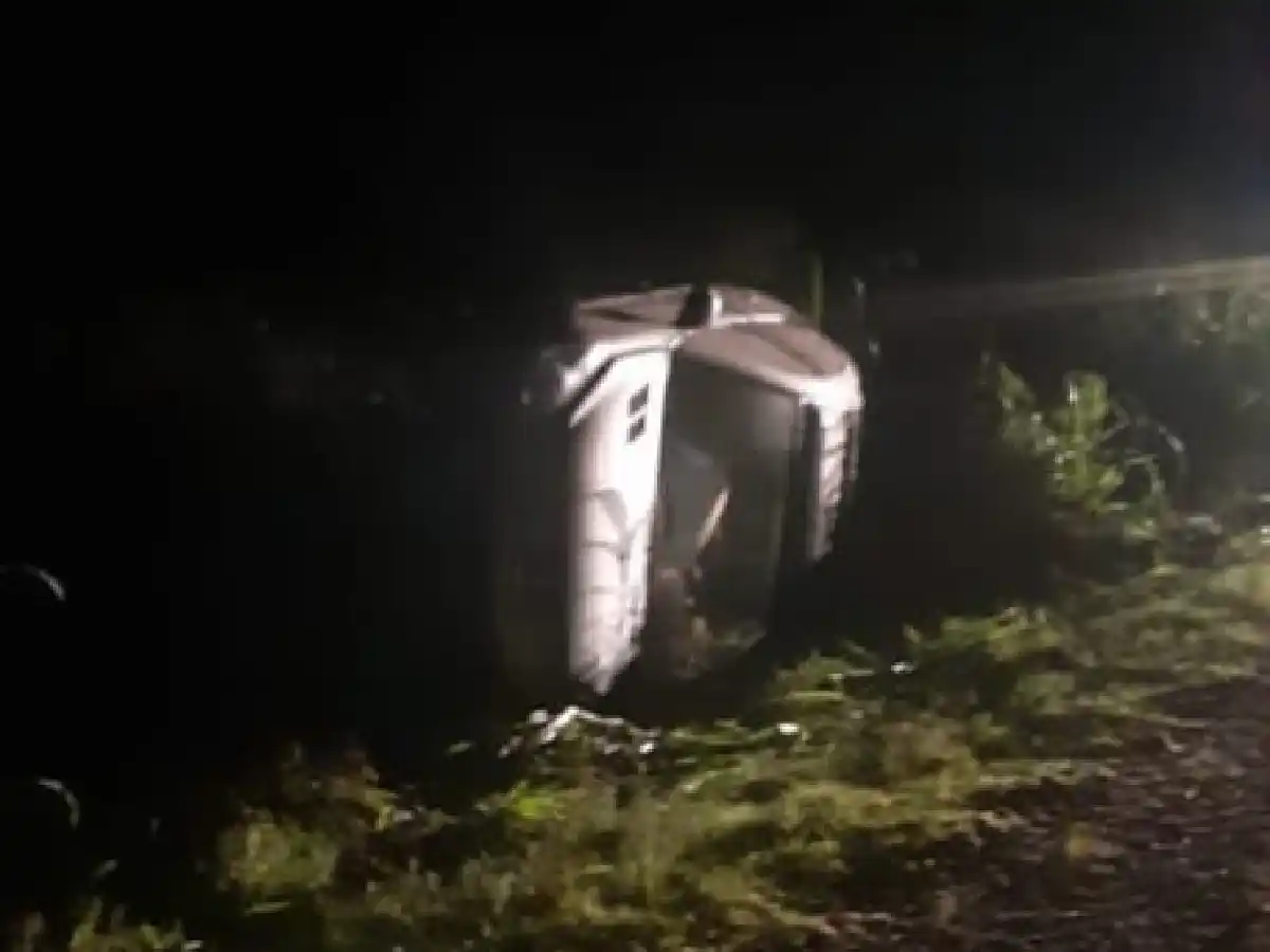 Una mujer sufrió lesiones leves tras tumbar su auto en un camino rural en cercanías de Balnearia