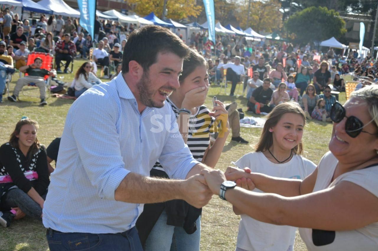 El intendente Chiarella y una familia beneficiaria, durante una de las anteriores ediciones del programa municipal.