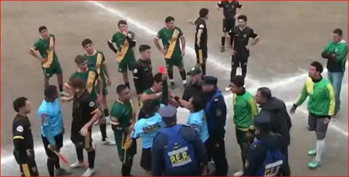 El árbitro Rodolfo Méndez expulsó en el primer tiempo a Ricardo Ocampo (9