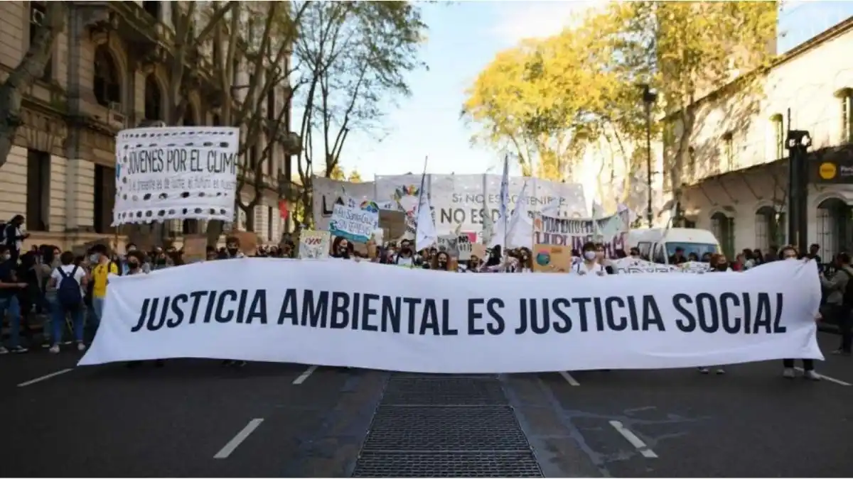 Jóvenes ambientalistas marcharon por la crisis climática