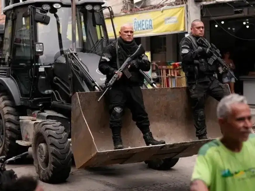 Agentes de la policía militar irrumpieron en dos de las principales favelas de Río de Janeiro con la declarada intención de hacer cumplir 100 órdenes de captura.