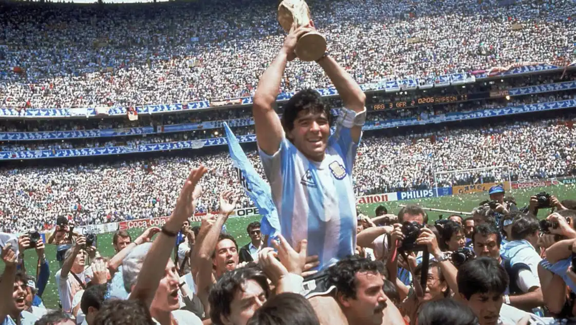 Emblemática imagen que el fútbol argentino nunca olvidará: Diego en andas a poco de la consagración. Foto: Reuters.