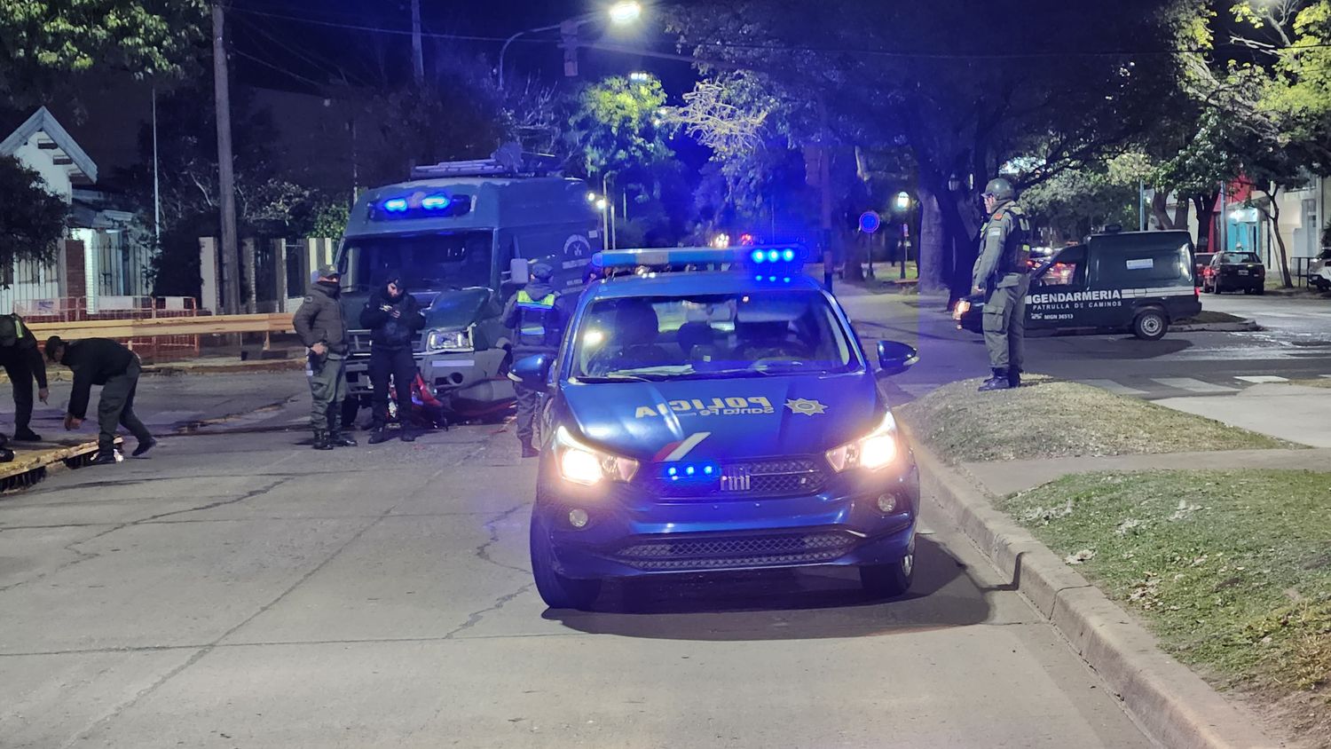accidente de transito ambulancia sies 107 bv yrygoyen fanti gendarmeria nacional moto patrullero noche - 8