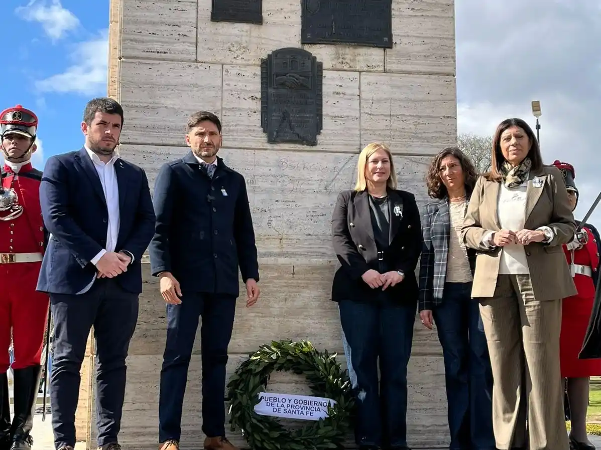 Chiarella, Pullaro, Scaglia, Di Gregorio y García colocando la ofrenda a los pies del monumento al Libertador de la Patria.