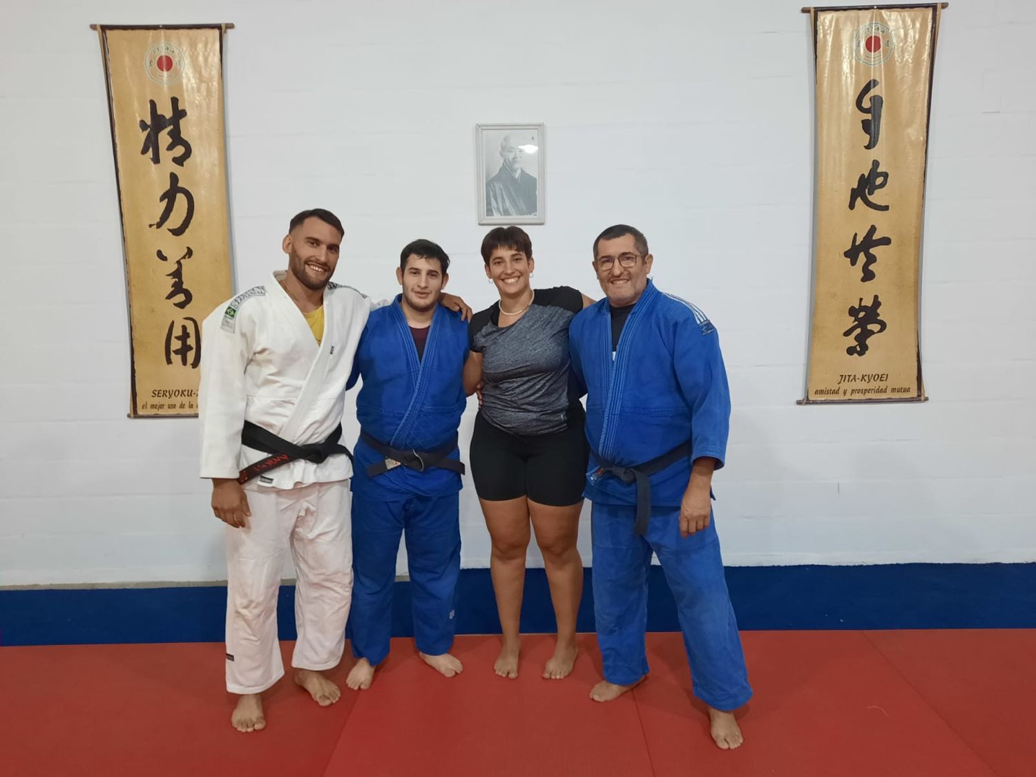 El maestro Alfredo Acosta junto a sus hijos Agustín, Andrés y Analuz