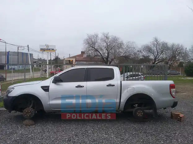 Dejaron en cuatro tacos una camioneta expuesta a la venta en Folmer
