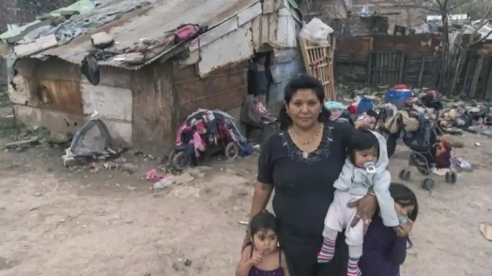 Más de un millón de personas vive en condiciones de hacinamiento crítico