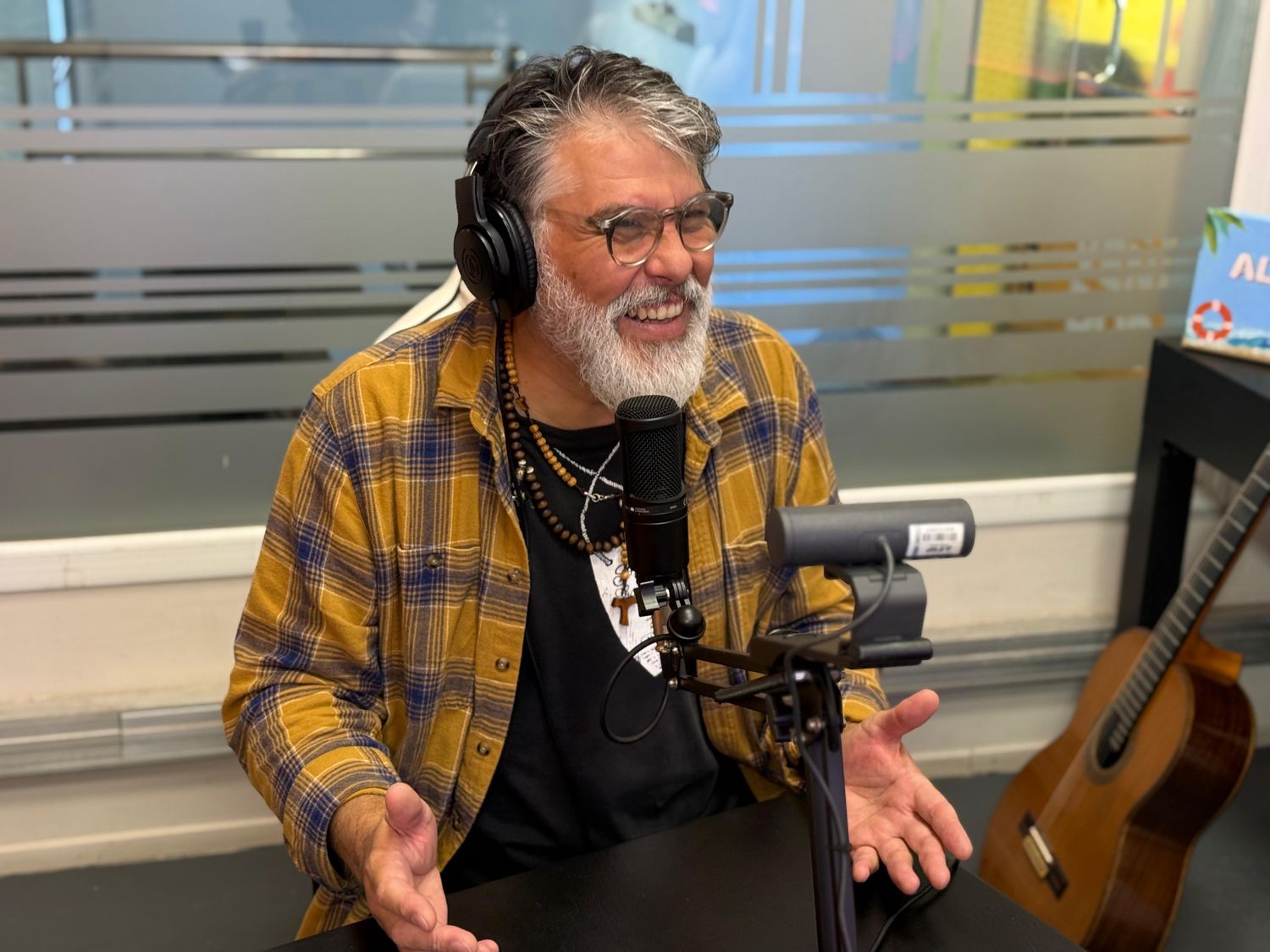 Mauricio Legori, entre la canción, la luthería y el arte de vivir la música