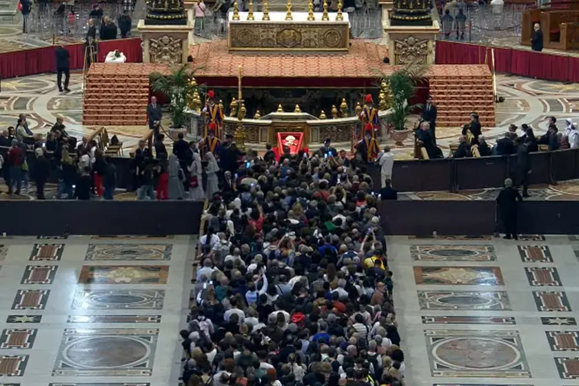 Miles de fieles ya despiden al papa Francisco en el Vaticano.