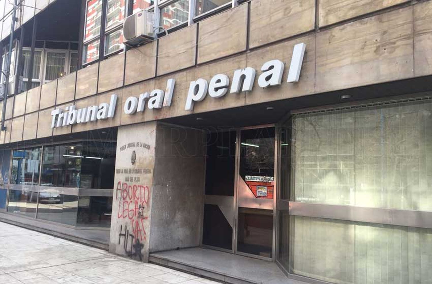Piden enjuiciar a una pareja por esclavizar a una niña de 14 años