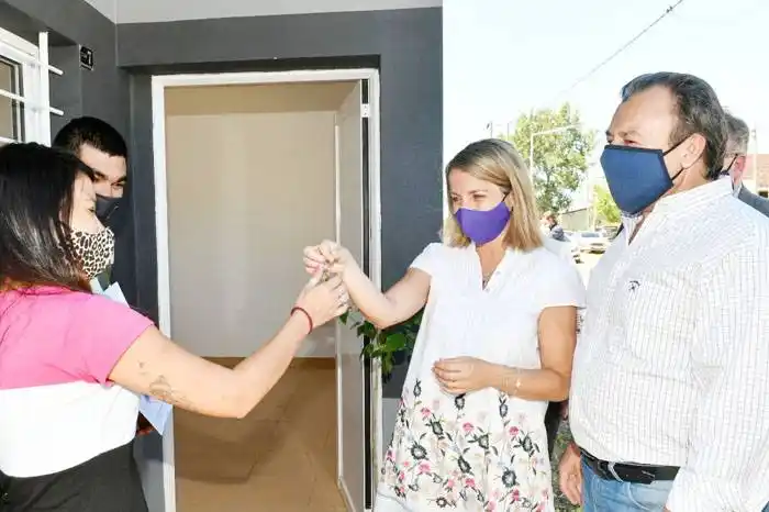 Stratta entregó viviendas en San José y aportes a Bomberos de Villa Elisa