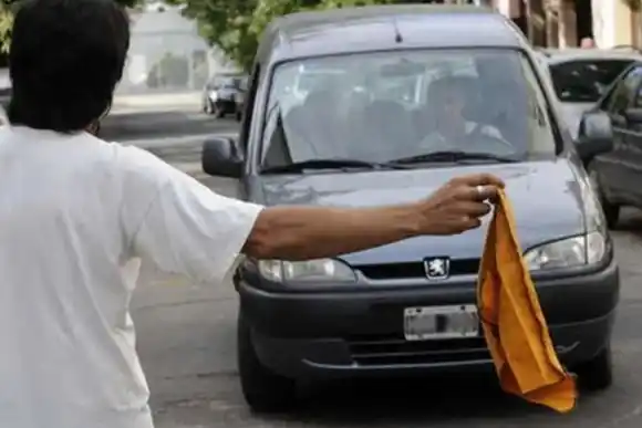 Buscan prohibir los trapitos en toda la Provincia: En La Plata no se permite la actividad pero la ordenanza no se cumple