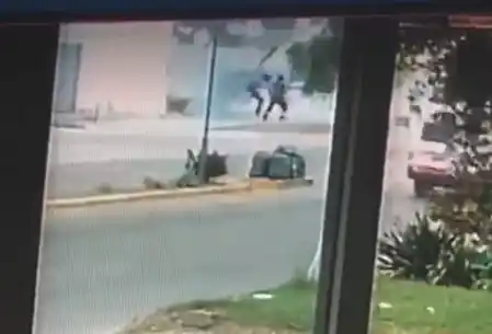 Video: El momento en que una pared se le cae encima a una mujer en Zárate y es rescatada