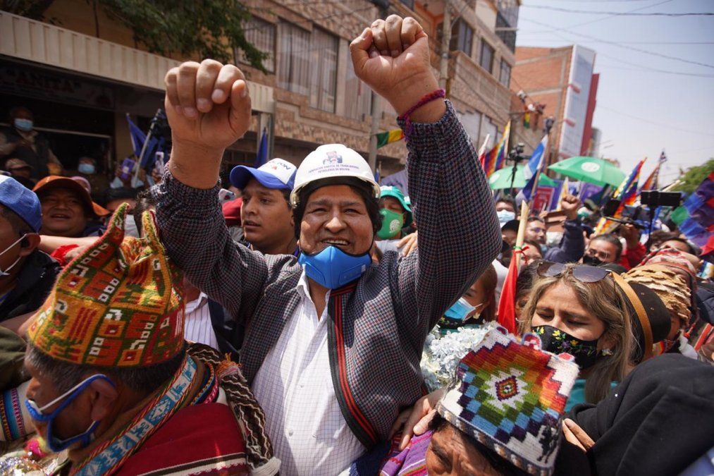 Evo Morales volvió a Bolivia y lo recibió una multitud