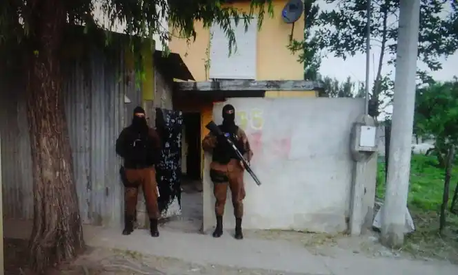 Inspeccionaron un terreno donde se halló la droga por la que fue a juicio una pareja