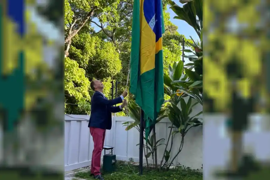 Los diplomáticos argentinos expulsados por Maduro dejaron Venezuela y viajan a Portuga