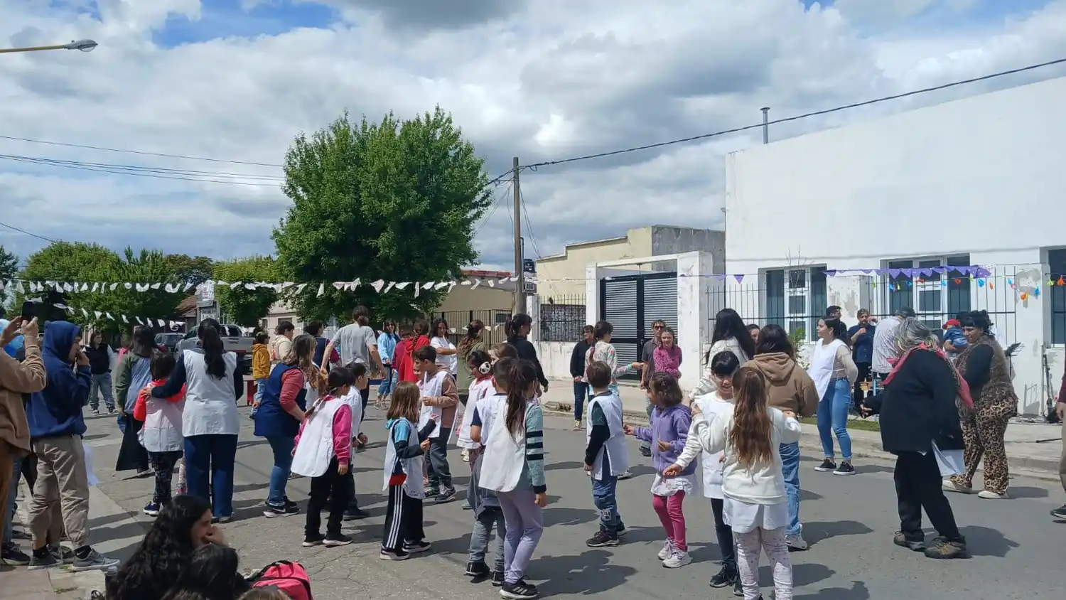 La celebración tuvo lugar este jueves por la tarde en la cuadra de Domingo Vázquez entre el 200 y 300, una propuesta que contó con gran cantidad de juegos y mucha música