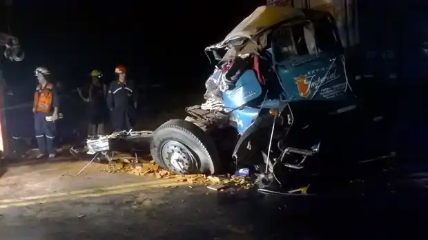 Impactante choque entre dos camiones en Ruta 12: un chofer quedó atrapado