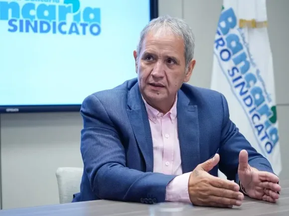 Bancarios acuerdan un salario inicial de $904.357,68