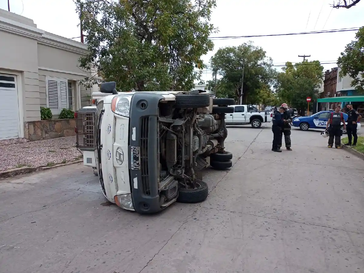  Choque y vuelco en la esquina  de López y Planes y Avellaneda  