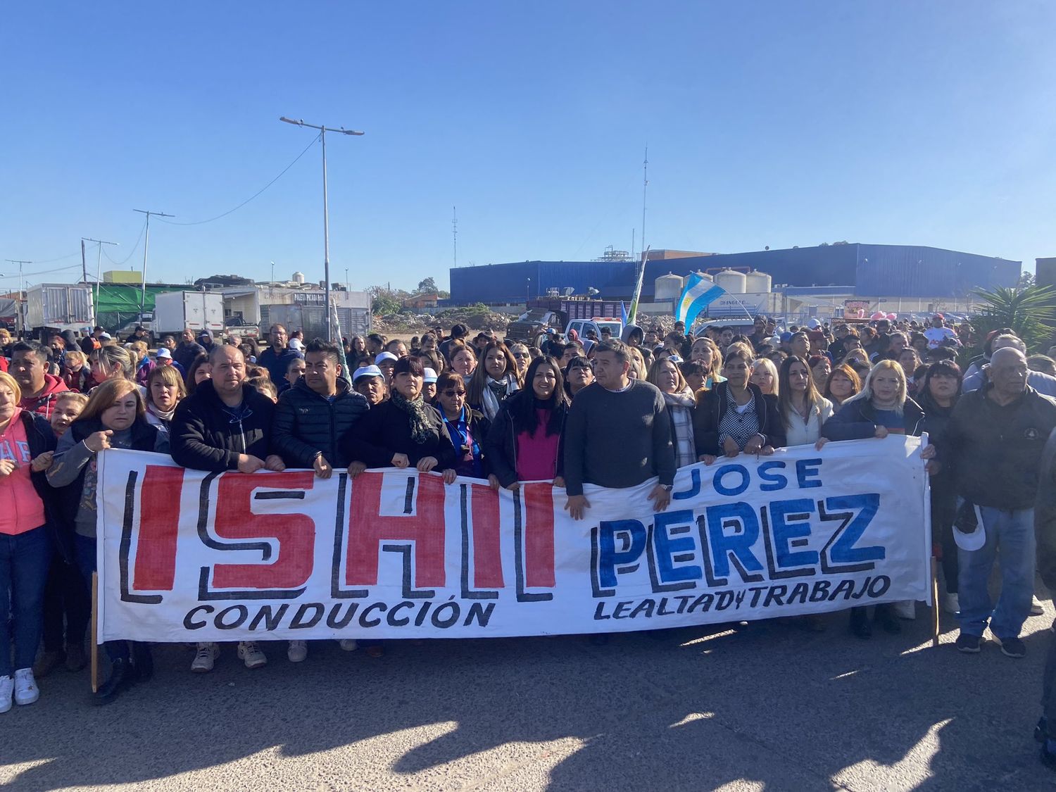 Abrazo simbólico y renuncias masivas: las insólitas medidas para convencer a Ishii a que se quede en José C. Paz