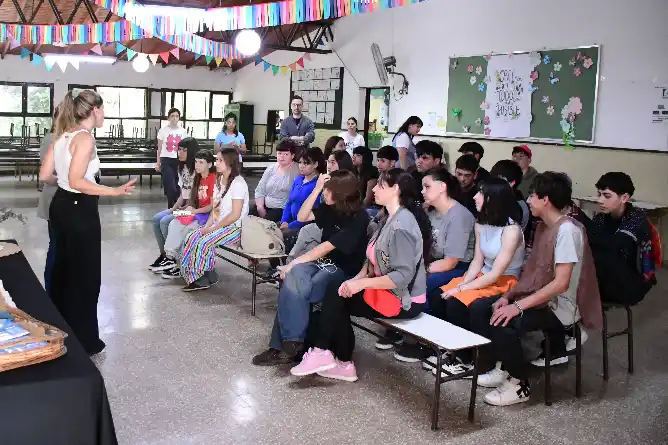 Se entregaron 25 carnets de manipulador de alimentos en la Escuela Secundaria N°9