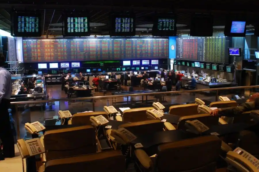 Sube el dólar y caen las acciones y los bonos tras los anuncios del Gobierno