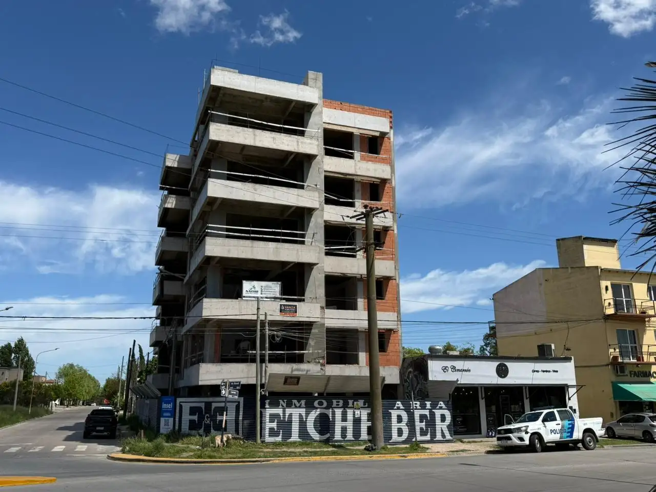 La obra en construcción está ubicada en Avenida Brasil y Larrea.
