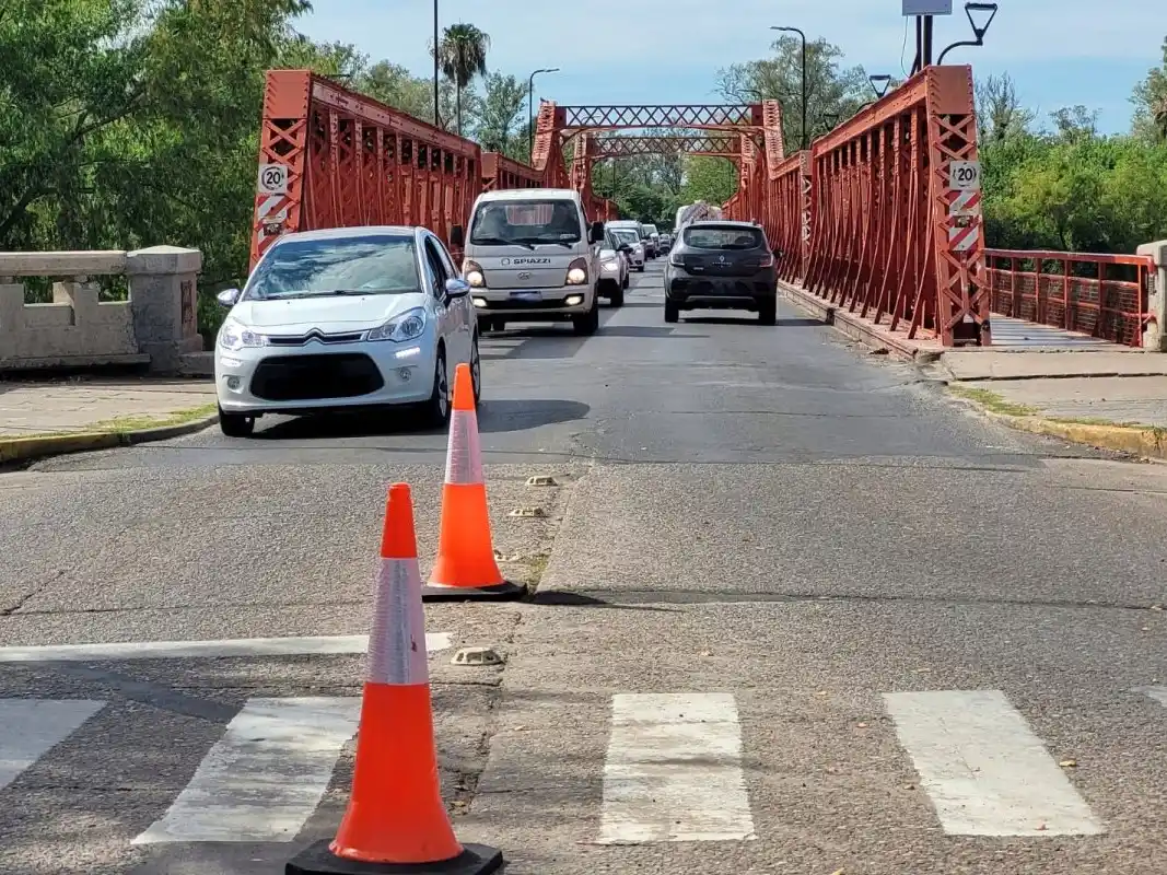 Circulación limitada: realizan trabajos de bacheo en el Puente Méndez Casariego