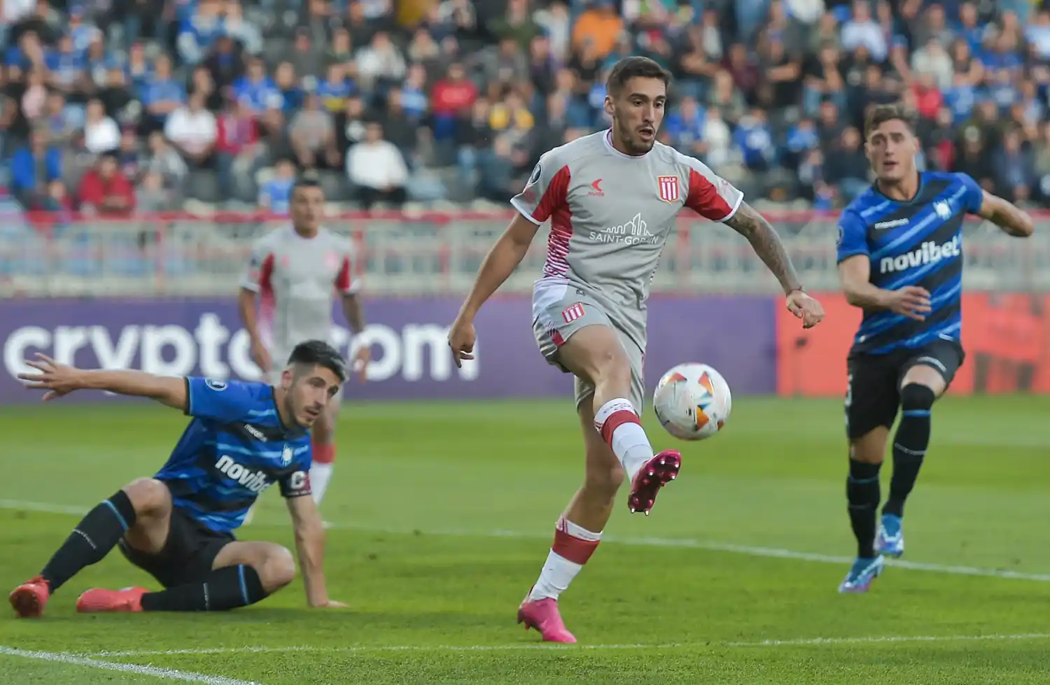 El uruguayo Méndez, durante el partido de Estudiantes en Chile.