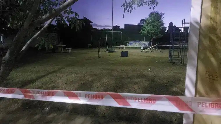 La menor estaba columpiándose cuando ocurrió el lamentable suceso