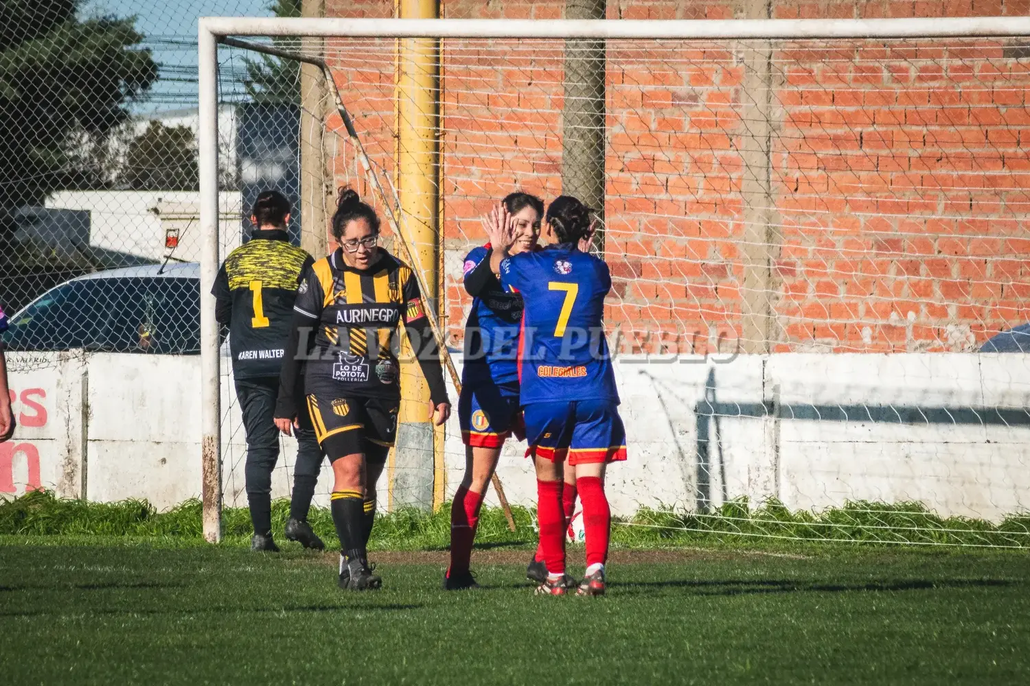 Las Escolares festejan uno de los cinco tantos en la jornada ante Juan E. Barra
