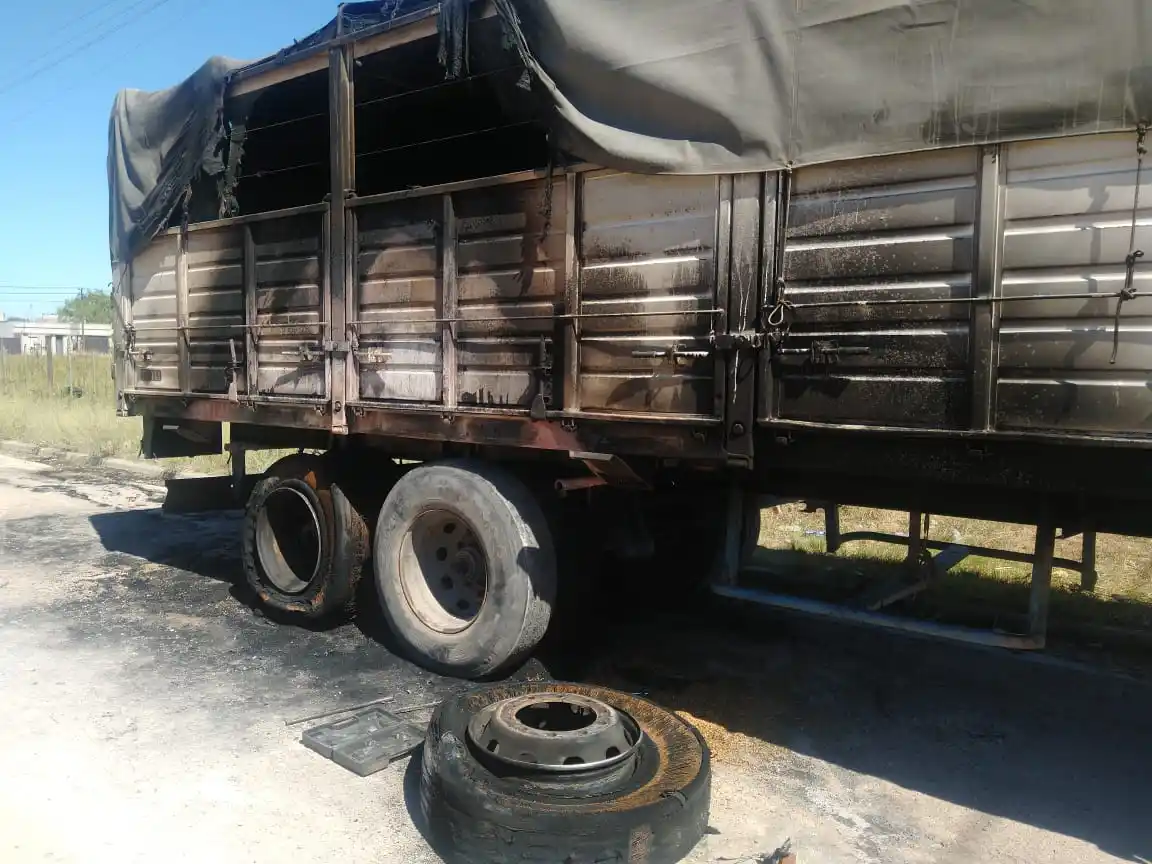 Investigan el incendio intencional de un acoplado estacionado