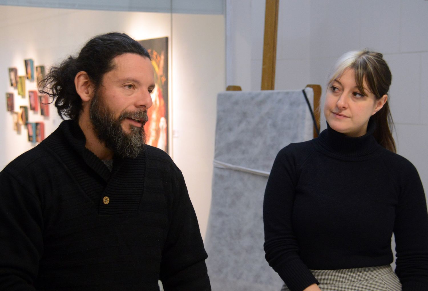 Ariel de la Vega y Clara Tomasini, durante el trabajo en el laboratorio.