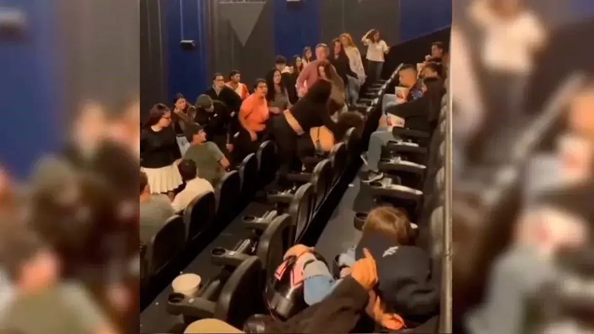 Todo por una butaca: dos mujeres fueron detenidas por pelearse en un cine y usar gas pimienta durante el altercado