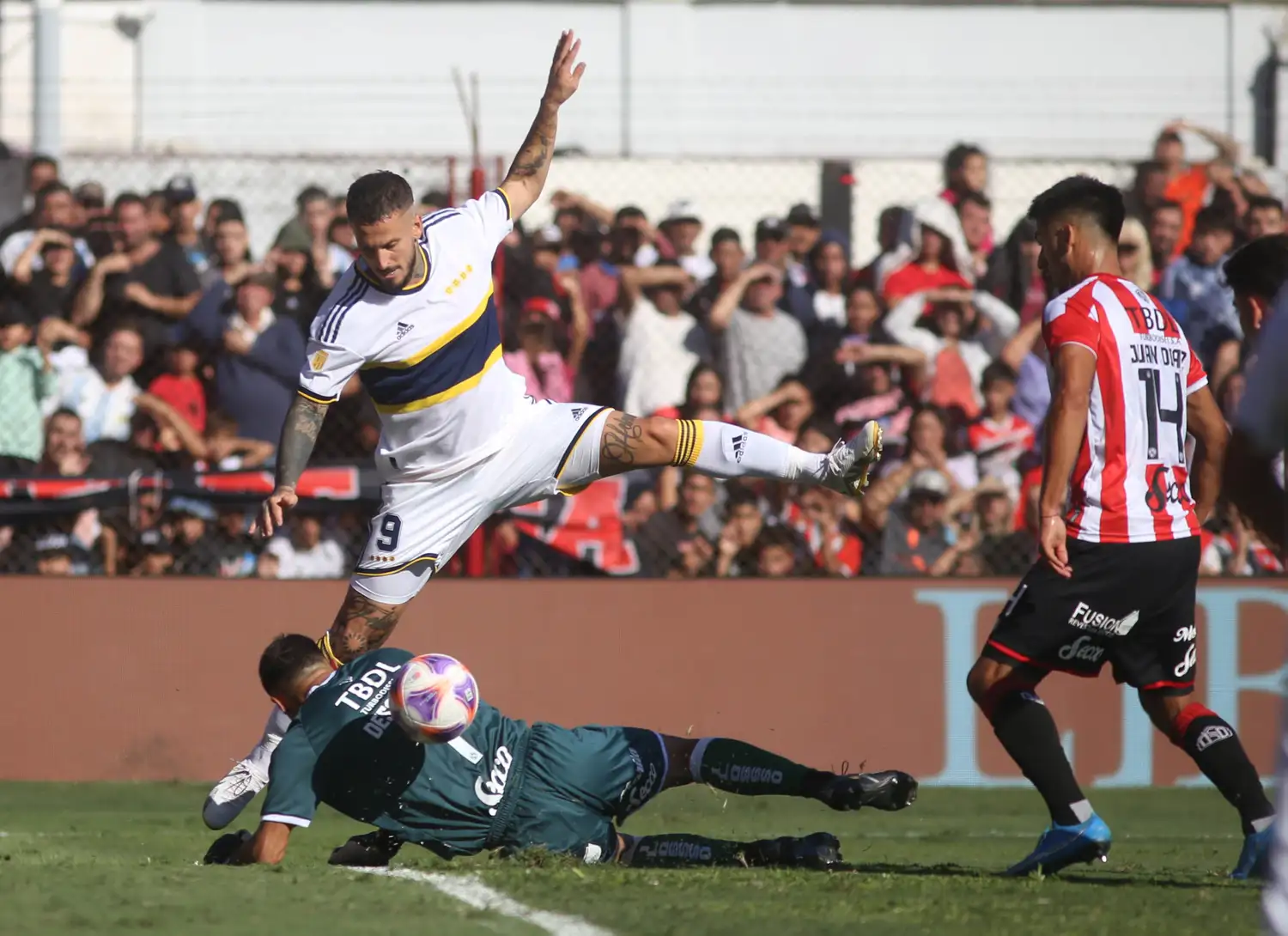Desábato va al piso ante Benedetto en la acción del primer gol.