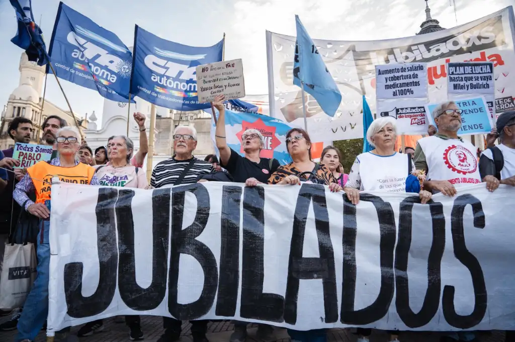 Los jubilados, en procesión por la Plaza Congreso. Imagen ilustrativa. (Foto: Gentilezas)
