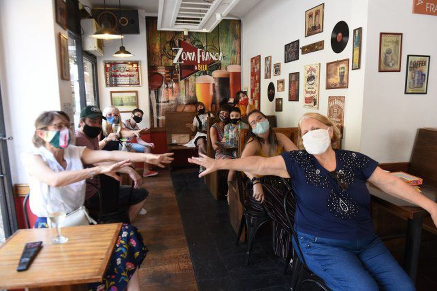 En Rosario habilitan mesas para seis en bares y restaurantes