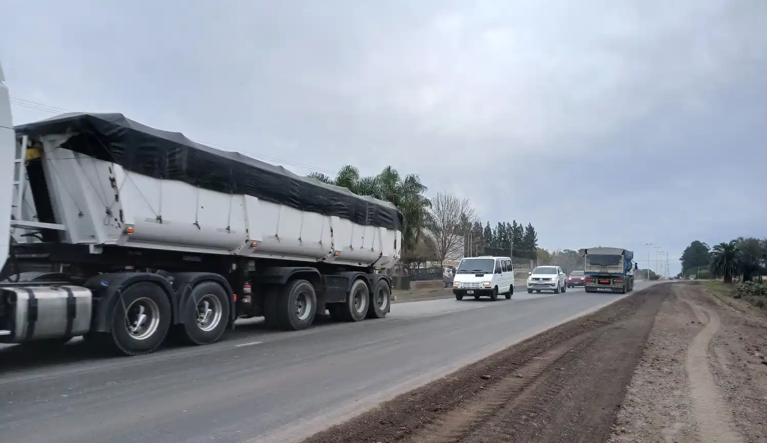 La mayoría de los lectores coinciden en que el peso de los camiones destruirá la carpeta y que debe tener un espesor mayor.