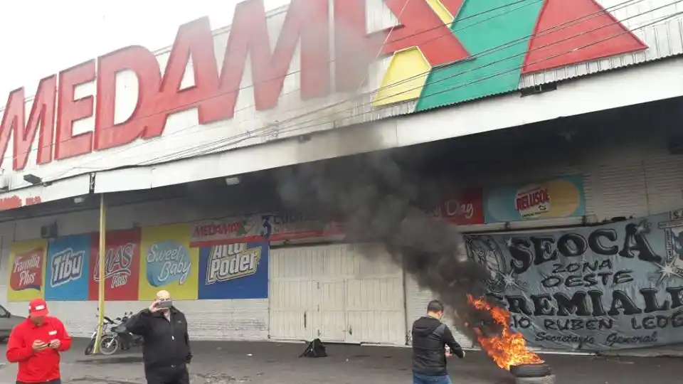 Protesta por despidos en un mayorista de Laferrere