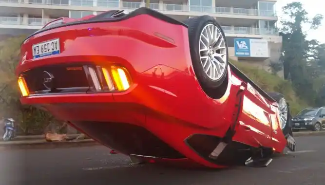 Posadas: volcaron un Mustang y se escaparon