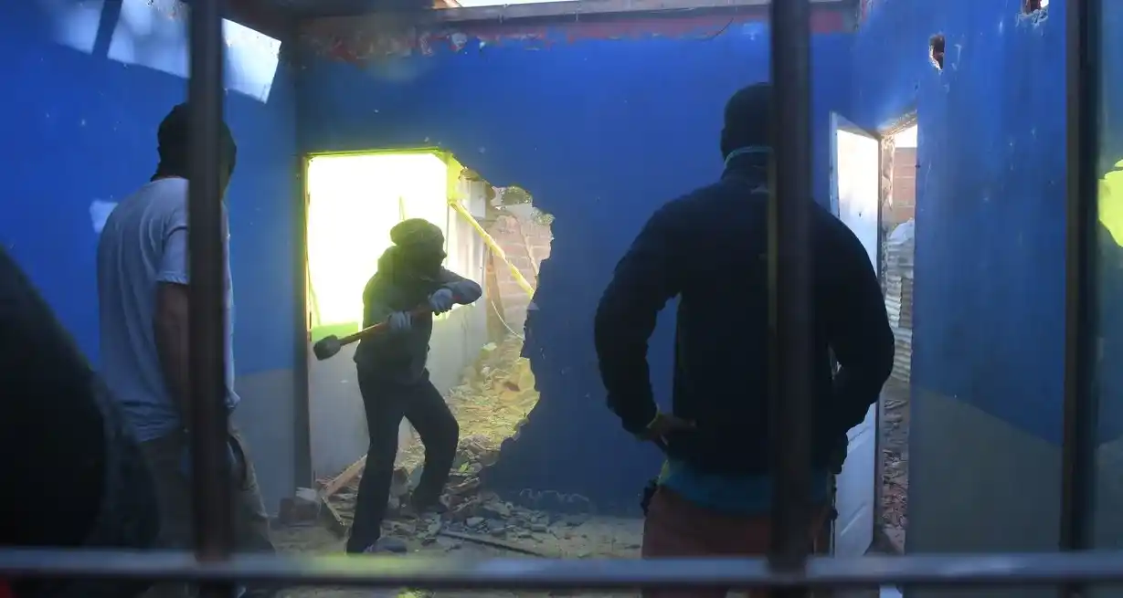 El lunes 20 de mayo, en Cochabamba 4183 (casi Iturraspe) se llevó a cabo el primer derrumbe de un puesto de venta de drogas en la ciudad de Santa Fe, en el marco de la Ley de Microtráfico. Foto: Flavio Raina