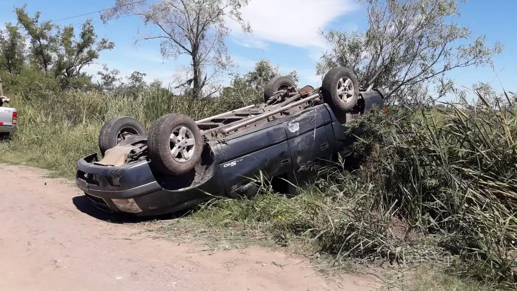 Volcó una camioneta en un camino rural de Costa Uruguay Sur