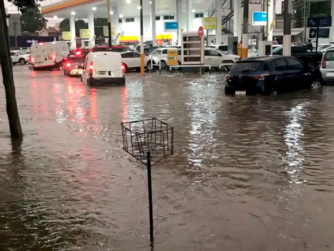 Córdoba sufrió una tormenta intensa con mucha caída de agua en corto período de tiempo. (Foto: ElDoce)