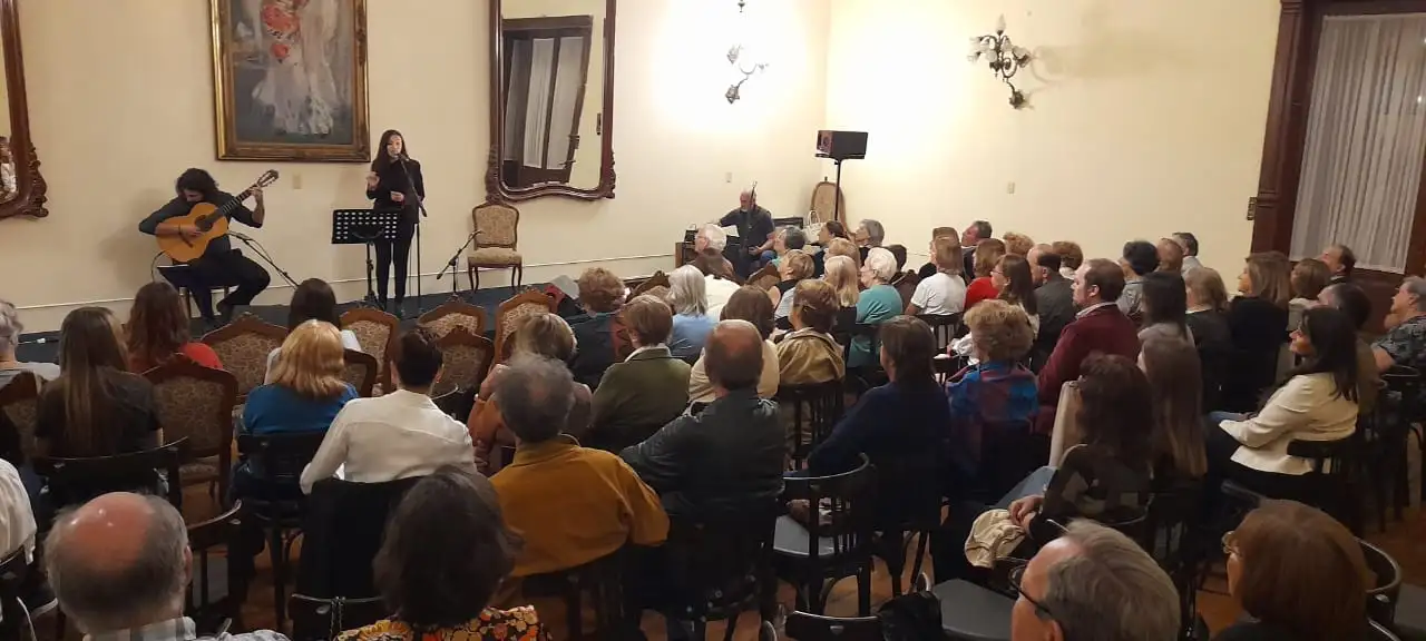 Karina Beorlegui ofreció un concierto de “Tango y Fado”
