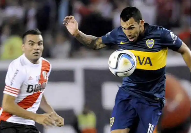 River y Boca se enfrentan en un nuevo superclásico del fútbol argentino