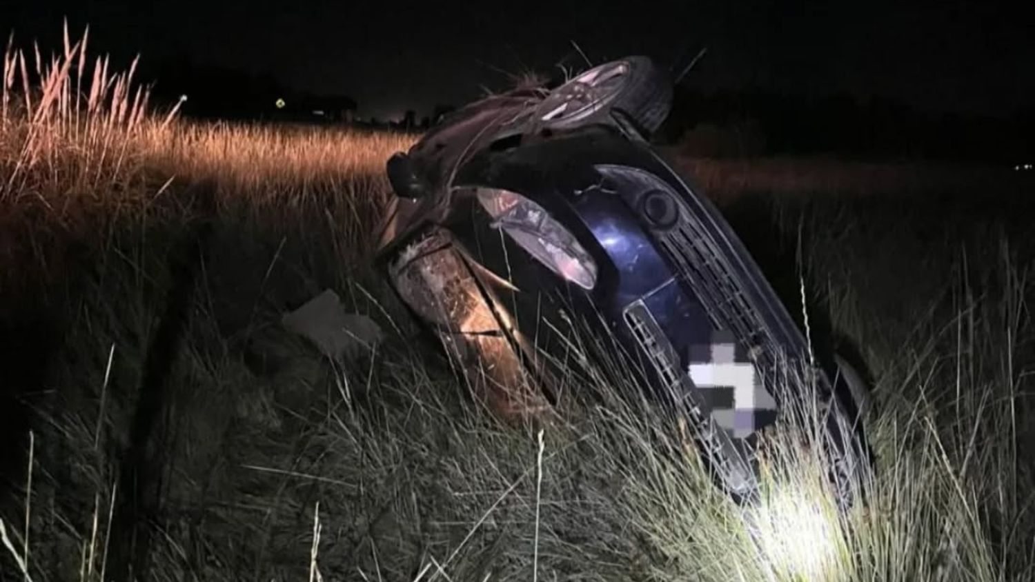 Conductor se distrajo con el celular, perdió el control del vehículo y volcó en Ruta 3 a la altura de Villarino