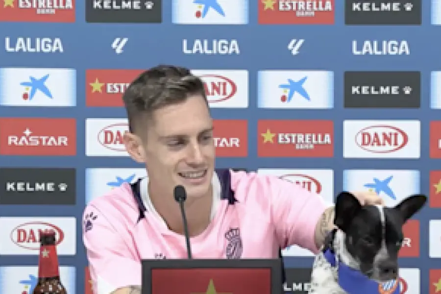 Pol Lozano sorprende en una conferencia de prensa acompañado de un perro