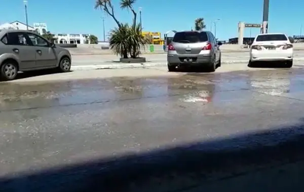 Pérdida de agua en la avenida 2